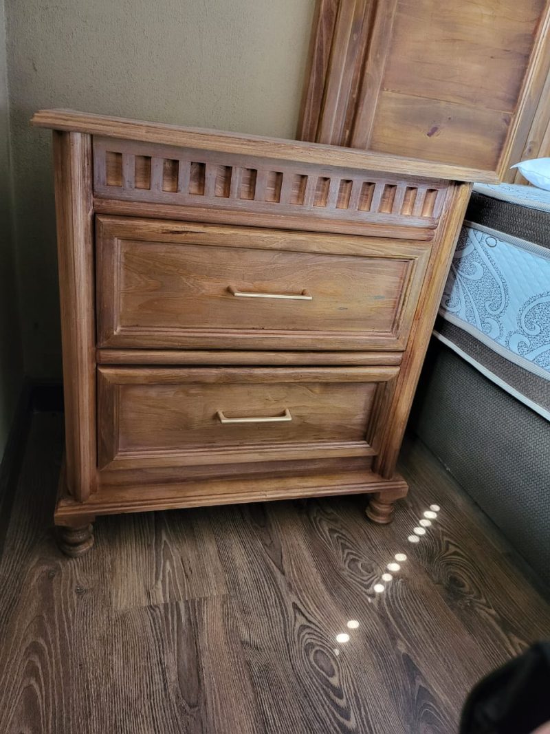 Queen Landi side tables