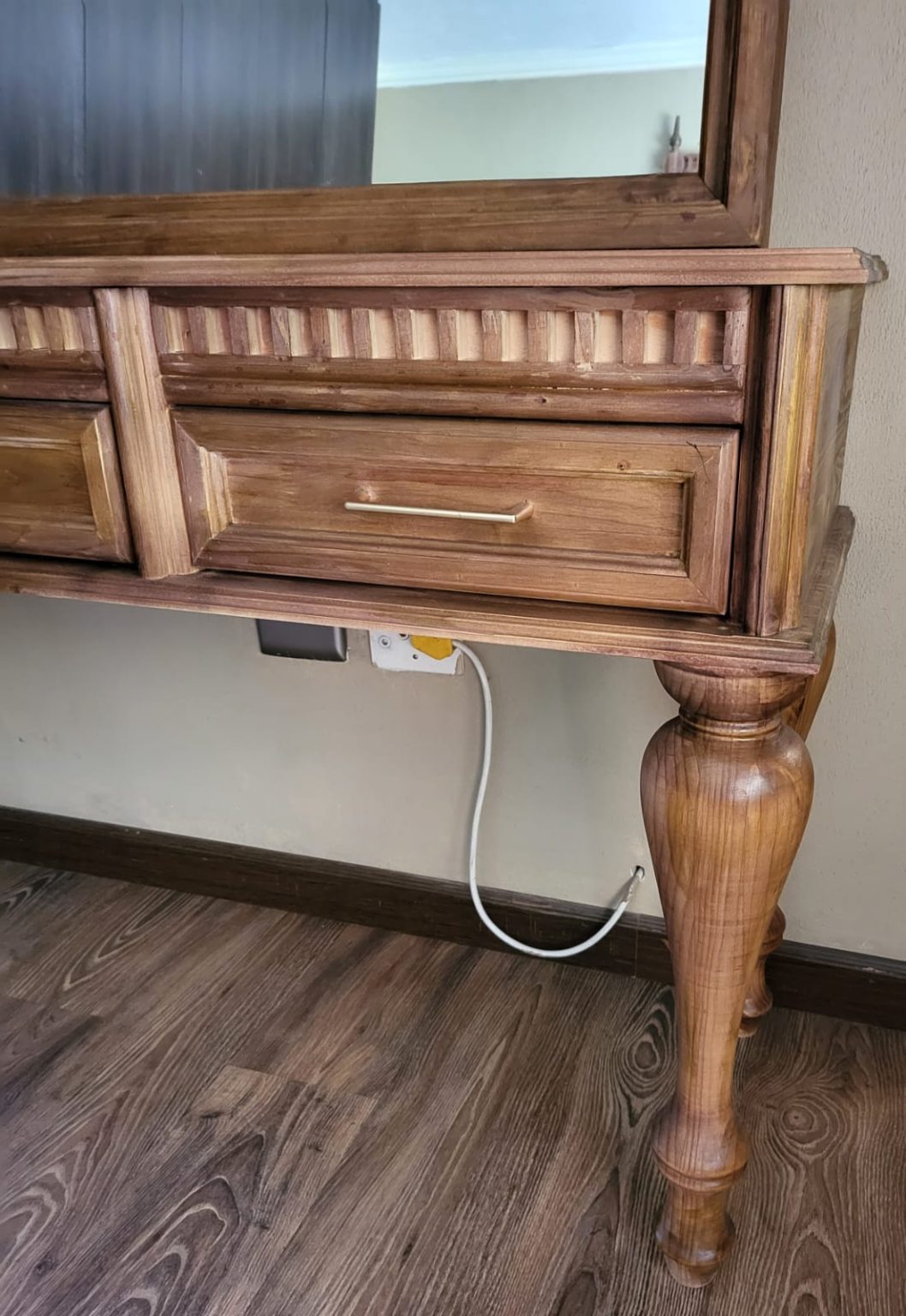 Queen Landi Dressing Table - Image 2