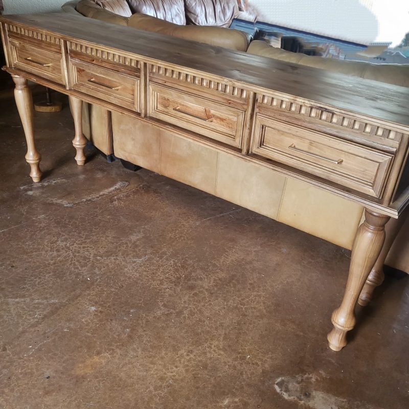 Queen Landi XL detailed dresser