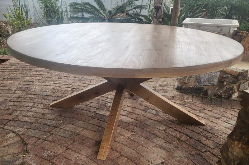 Nicolas modern round table